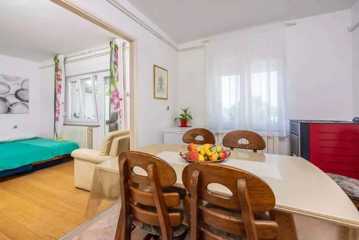Apartment In Crikvenica 13715 دْغاماي